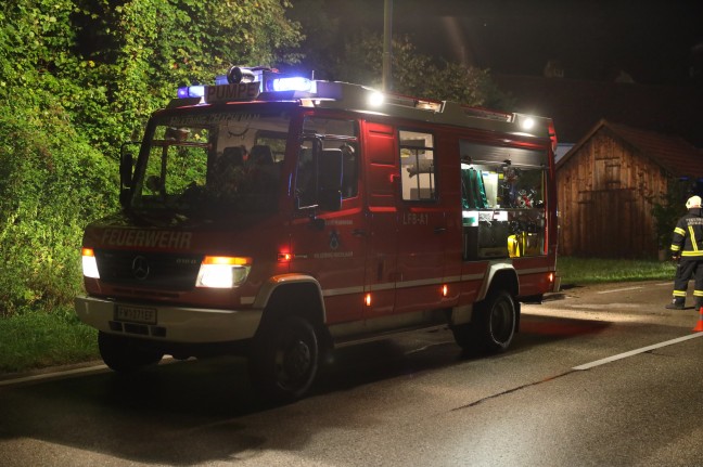 Kleintransporter bei Unfall auf Nibelungenstraße in Hartkirchen gegen Böschung geschleudert