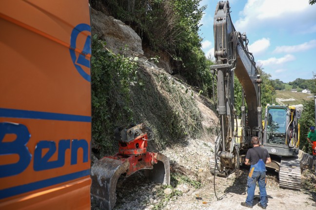 Hangrutsch: Konglomerathang mit greren Felsbrocken auf Strae in Grnburg abgerutscht