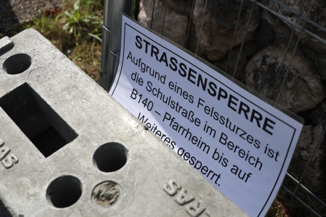 Hangrutsch: Konglomerathang mit größeren Felsbrocken auf Straße in Grünburg abgerutscht