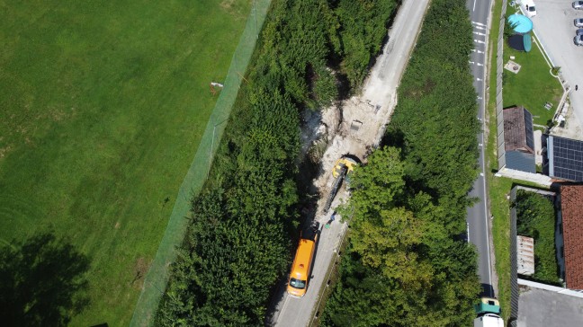 Hangrutsch: Konglomerathang mit greren Felsbrocken auf Strae in Grnburg abgerutscht