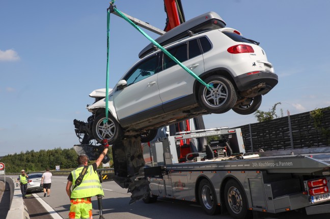Schwerer Verkehrsunfall mit drei beteiligten Autos auf Welser Autobahn bei Wels-Oberthan