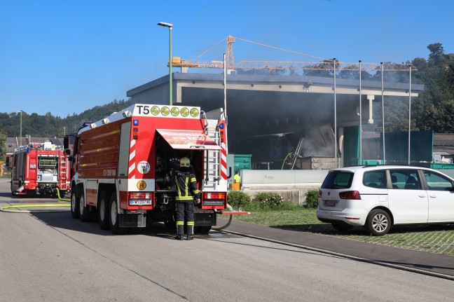 Brand eines Problemstoffcontainers bei Abfallverwertungsunternehmen in Wels-Pernau