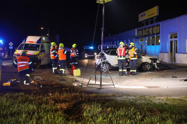 Autolenkerin nach schwerem Verkehrsunfall auf Kremstalstraße bei Ansfelden aus Unfallwrack befreit