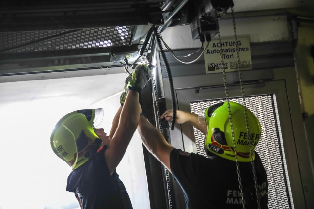 Defektes Tor der Tiefgarage einer Wohnanlage in Marchtrenk durch Feuerwehr geffnet