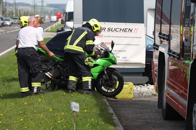 Einsatzkräfte bei Motorradunfall auf Wiener Straße bei Attnang-Puchheim im Einsatz