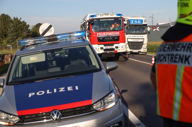 Auffahrunfall zwischen PKW und Klein-LKW auf Wiener Straße in Marchtrenk