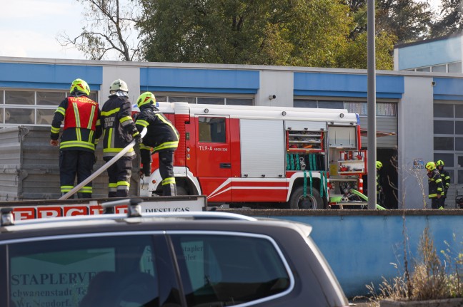Drei Feuerwehren bei Brand in einem Hallenkomplex in Schwanenstadt im Einsatz