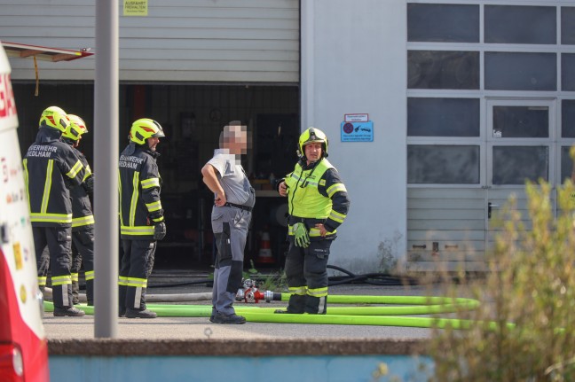 Drei Feuerwehren bei Brand in einem Hallenkomplex in Schwanenstadt im Einsatz