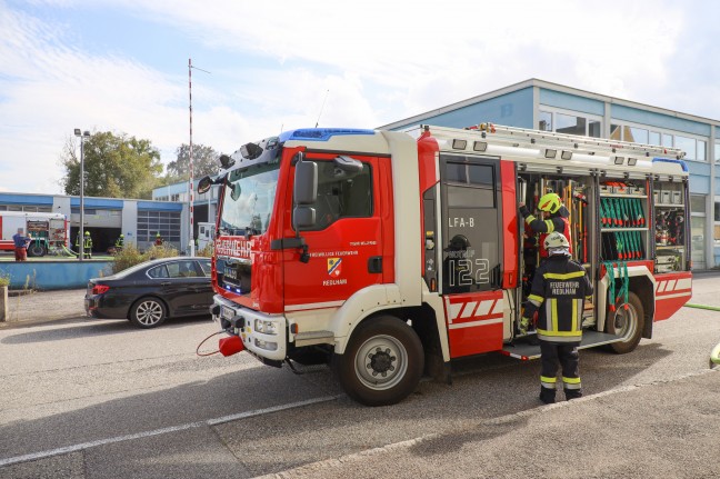 Drei Feuerwehren bei Brand in einem Hallenkomplex in Schwanenstadt im Einsatz