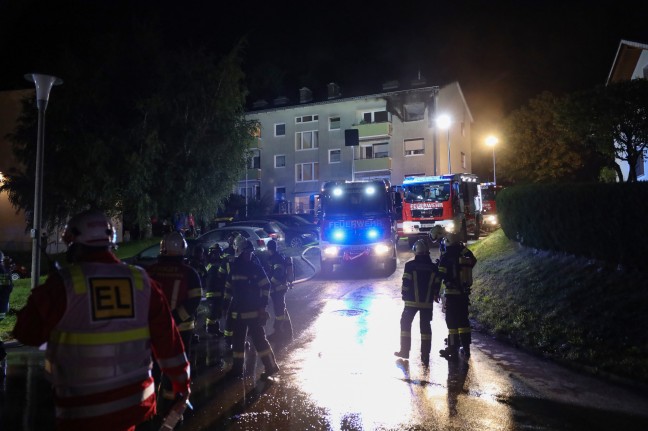 Wohnung ausgebrannt: Groeinsatz bei Brand in einem Mehrparteienwohnhaus in Wolfsegg am Hausruck