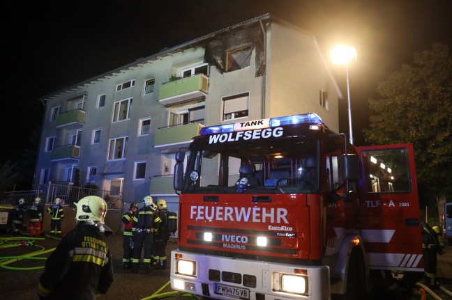 Wohnung ausgebrannt: Groeinsatz bei Brand in einem Mehrparteienwohnhaus in Wolfsegg am Hausruck