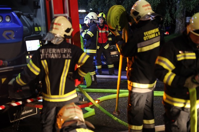 Wohnung ausgebrannt: Groeinsatz bei Brand in einem Mehrparteienwohnhaus in Wolfsegg am Hausruck