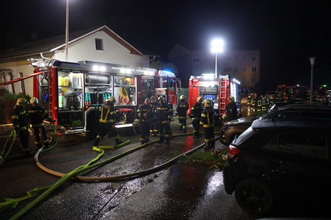 Wohnung ausgebrannt: Groeinsatz bei Brand in einem Mehrparteienwohnhaus in Wolfsegg am Hausruck