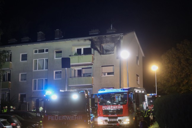 Wohnung ausgebrannt: Groeinsatz bei Brand in einem Mehrparteienwohnhaus in Wolfsegg am Hausruck