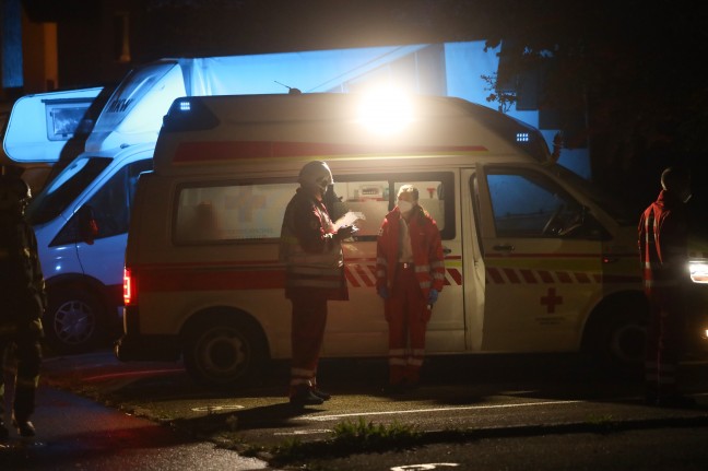 Wohnung ausgebrannt: Groeinsatz bei Brand in einem Mehrparteienwohnhaus in Wolfsegg am Hausruck