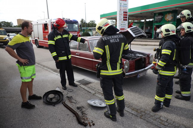 Feuerwehr bei Brand eines älteren Fahrzeugmodells in Wels-Pernau im Einsatz