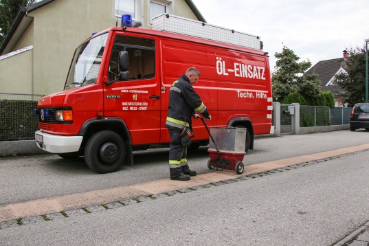 Feuerwehr musste lngere lspur in Wels-Pernau binden