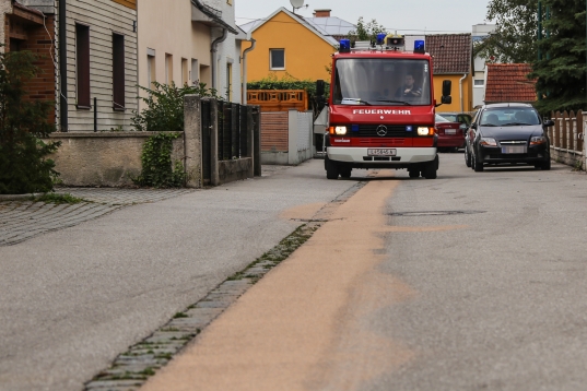 Feuerwehr musste lngere lspur in Wels-Pernau binden