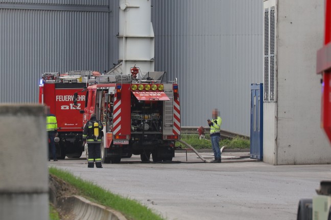 Drei Feuerwehren bei Brand bei einem Abfallverwertungsunternehmen in Wels-Schafwiesen im Einsatz