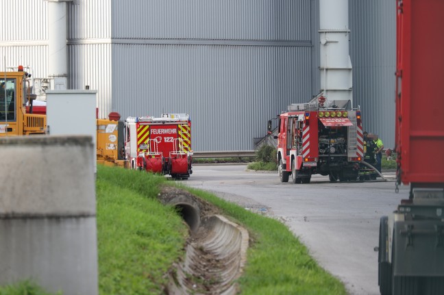 Drei Feuerwehren bei Brand bei einem Abfallverwertungsunternehmen in Wels-Schafwiesen im Einsatz