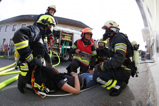 Groe Einsatzbung der Feuerwehren im Ortszentrum von Oftering