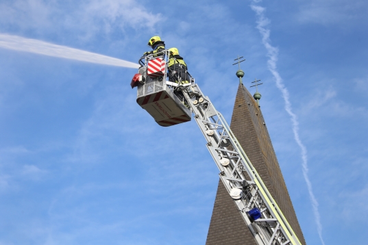 Groe Einsatzbung der Feuerwehren im Ortszentrum von Oftering