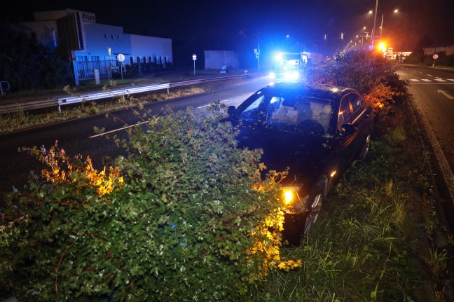 Straenbeleuchtung gerammt: Verkehrsunfall auf Innviertler Strae in Wels-Neustadt