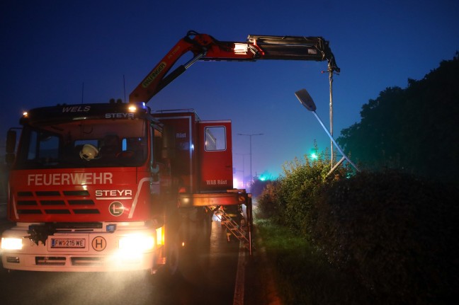 Straenbeleuchtung gerammt: Verkehrsunfall auf Innviertler Strae in Wels-Neustadt