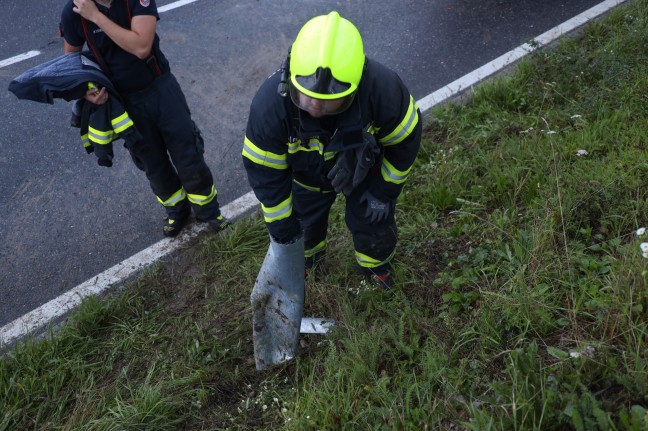 Auto im Bereich einer Unterfhrung in Marchtrenk gegen Straenlaterne gekracht