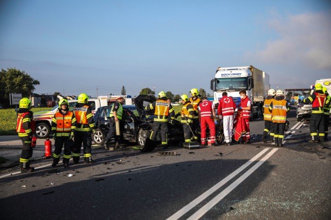 Schwerer Crash mit vier beteiligten Fahrzeugen auf Wiener Straße in Marchtrenk