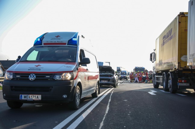 Schwerer Crash mit vier beteiligten Fahrzeugen auf Wiener Straße in Marchtrenk