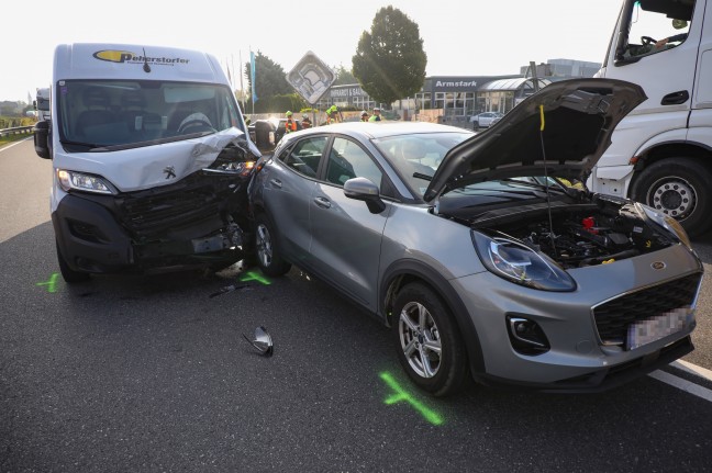 Schwerer Crash mit vier beteiligten Fahrzeugen auf Wiener Straße in Marchtrenk