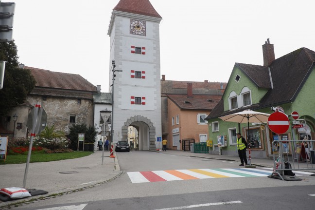 Streit entbrannt: Politischer Schlagabtausch um Welser Regenbogen-Zebrastreifen