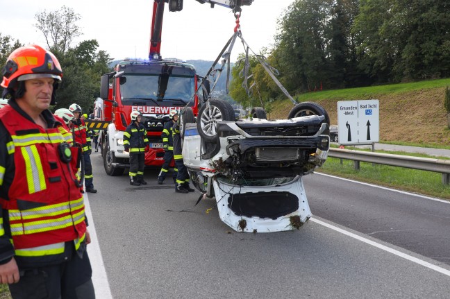 Auto berschlagen: Schwerer Verkehrsunfall auf Salzkammergutstrae bei Altmnster