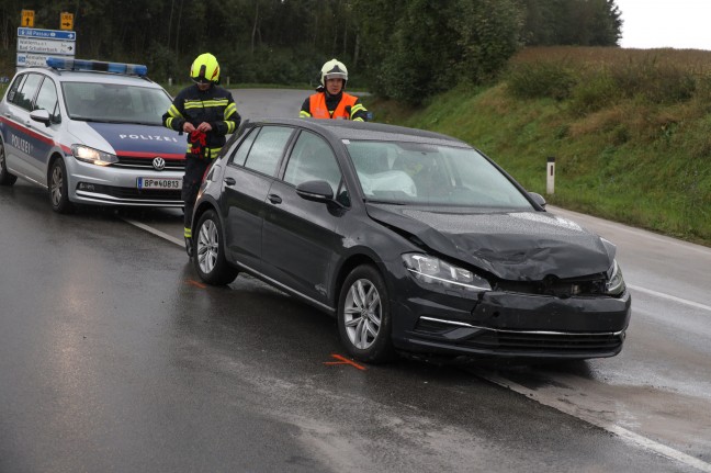 Aufräumarbeiten nach Verkehrsunfall auf Innviertler Straße in Wallern an der Trattnach