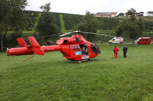 Traktorabsturz: Person in einem Christbaumwald in Stroheim unter Traktor eingeklemmt