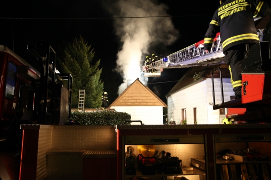 Brand eines Garagengebäudes in Marchtrenk rasch unter Kontrolle gebracht