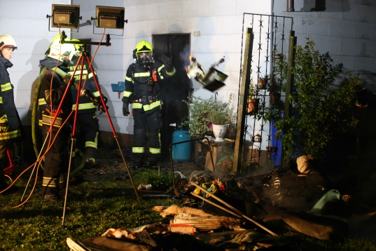 Brand eines Garagengebäudes in Marchtrenk rasch unter Kontrolle gebracht