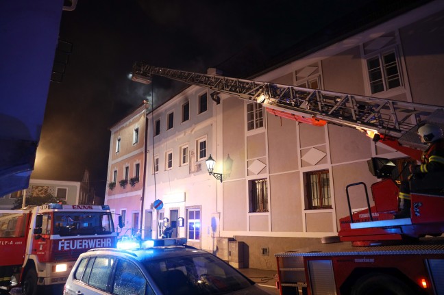 Ausgedehnter Wohnungsbrand in Enns sorgt für Einsatz zweier Feuerwehren