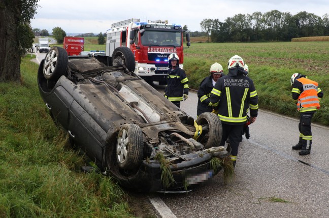 Autoüberschlag: PKW bei Verkehrsunfall in Buchkirchen am Dach liegend zum Stillstand gekommen