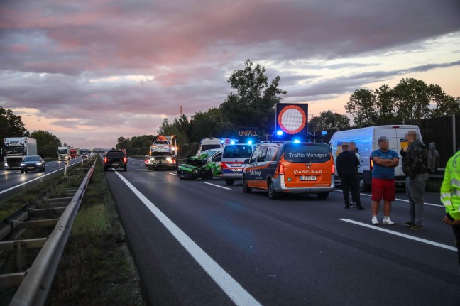 Unfall im Rückstau: Mehrere Fahrzeuge auf Welser Autobahn bei Weißkirchen an der Traun kollidiert