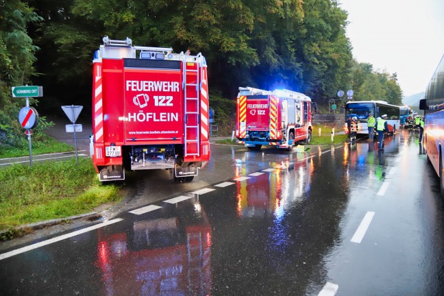 Schwerer Verkehrsunfall zwischen Linienbus und PKW in Ottensheim fordert einen Verletzten