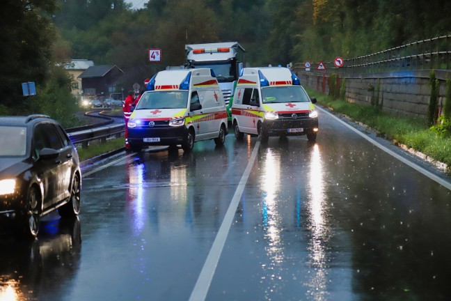 Schwerer Verkehrsunfall zwischen Linienbus und PKW in Ottensheim fordert einen Verletzten
