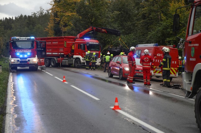 Auto bei Verkehrsunfall auf Hausruckstraße in Vöcklabruck in Bachbett überschlagen
