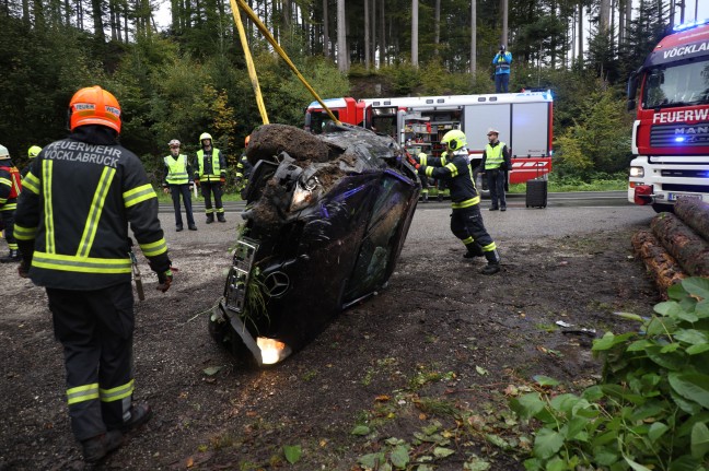 Auto bei Verkehrsunfall auf Hausruckstraße in Vöcklabruck in Bachbett überschlagen