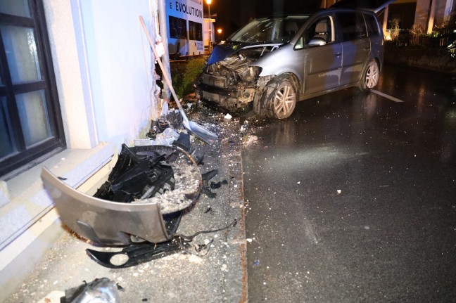 Auto gegen Fassade eines Museumsgebäudes in Krenglbach gekracht