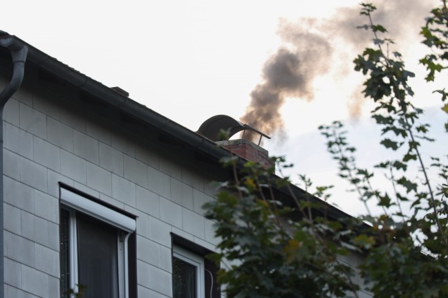 Zwei Feuerwehren zu befürchtetem Brand bei einem Wohn- und Geschäftsgebäude in Marchtrenk alarmiert