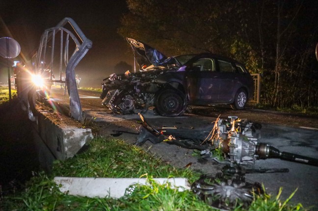Auto bei Verkehrsunfall in Holzhausen gegen Brückengeländer gekracht