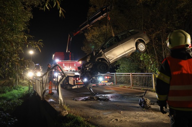 Auto bei Verkehrsunfall in Holzhausen gegen Brückengeländer gekracht