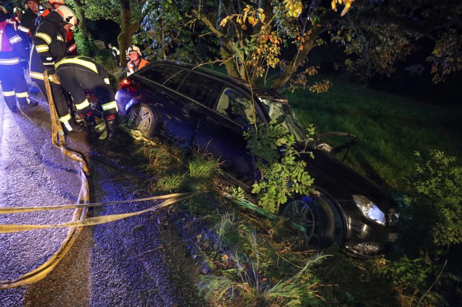 Auto bei schwerem Verkehrsunfall in Stroheim gegen Obstbaum gekracht